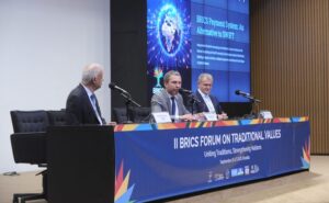 Especialistas afirmam que digitalização do comércio no BRICS deve manter dólar como referência