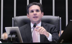 Programa Agora Tem Especialistas vai diminuir filas para exames e consultas, diz Motta
