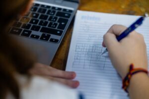 Dia do Professor: Maria, José, Ana e Paulo são os nomes mais comuns; docentes de matemática são maioria na rede estadual de SP