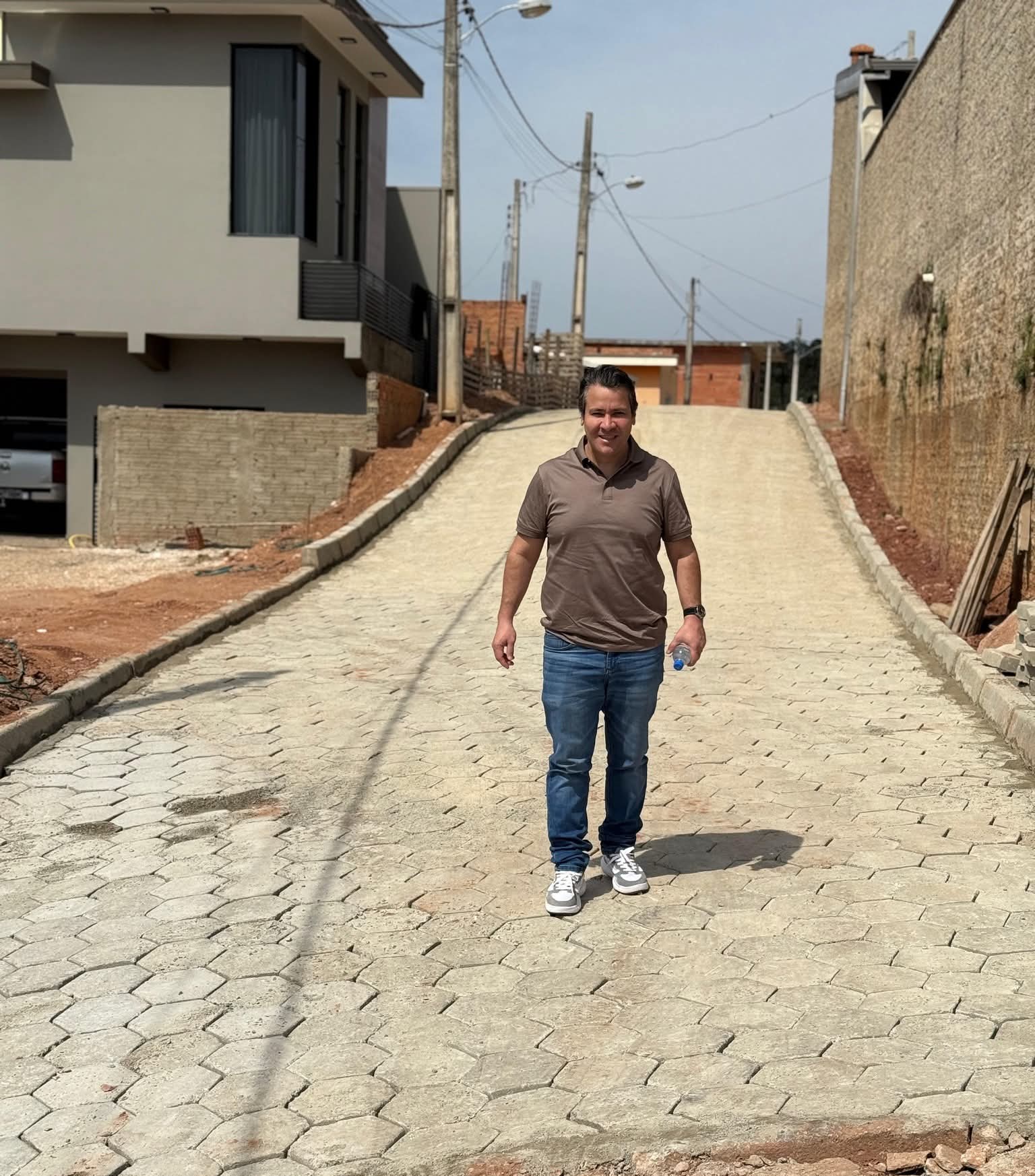 Prefeitura de Ribeirão Branco conclui lajotamento em rua do Jardim Pereiras