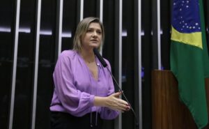 Deputada defende criação de selo para municípios comprometidos com educação infantil; ouça