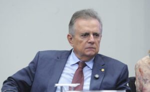 Comissão aprova projeto que torna obrigatório comissário de bordo fluente em português em voos passando pelo Brasil