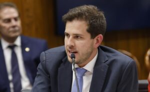 Relator propõe ampliar licença-paternidade com pagamento pelo INSS; ouça