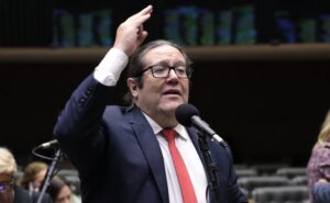 Deputado ressalta importância de valorizar professores; ouça