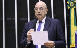 Publicação da Câmara dos Deputados analisa como combater a violência nas escolas; ouça