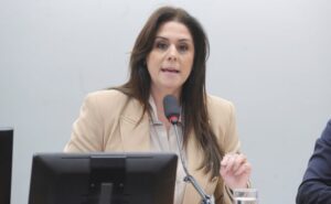 Comissão aprova projeto que exige aviso sobre riscos no uso de lareira em local fechado