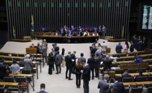 Plenário aprova regime de urgência para 15 propostas e encerra sessão
