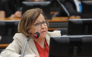 Comissão de Constituição e Justiça aprova garantia de vaga em escolas no período diurno para estudante com filho