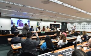 Ganhos com exploração de petróleo não se traduzem em desenvolvimento, afirmam debatedores