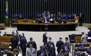 Câmara aprova bolsas para formar professores da educação básica; acompanhe