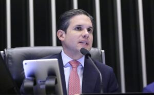 Motta elogia aprovação de projeto que exige pagamento de piso a professor com contrato temporário
