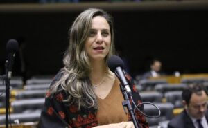 Comissão aprova projeto que facilita acesso de beneficiários do Bolsa Família a livros