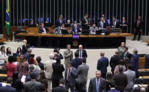 Câmara aprova pedido de suspensão de ação penal contra deputado Gustavo Gayer; acompanhe