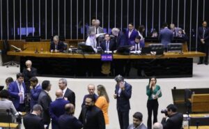 Deputados aprovam urgência para projeto que cria a bancada cristã da Câmara; acompanhe