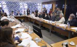 Hugo Motta anuncia votação de projetos sobre bebidas adulteradas e cobrança de bagagens