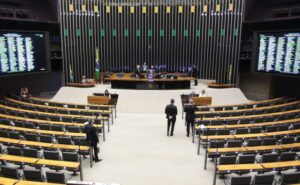 Deputados analisam MP que prevê isenção da taxa de verificação de taxímetros; acompanhe