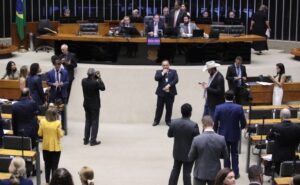 Câmara aprova MP que prevê isenção da taxa de verificação de taxímetros; acompanhe