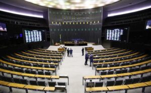 Câmara analisa pedido de urgência para projeto que cria adicional para servidores do Judiciário; acompanhe