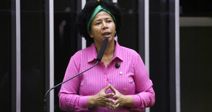 Comissão aprova cadastro nacional para intérpretes de Libras