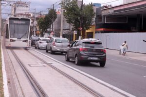 Ação educativa alerta sobre segurança no novo trecho do VLT entre Conselheiro Nébias e Valongo