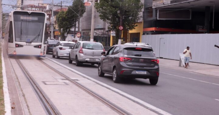 Ação educativa alerta sobre segurança no novo trecho do VLT entre Conselheiro Nébias e Valongo