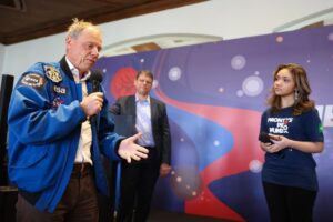 Alunos do Prontos Pro Mundo se encontram com astronautas de vários países no Palácio dos Bandeirantes