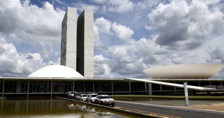 Parlamentares derrubam vetos a projeto que trata da remuneração dos servidores do Senado