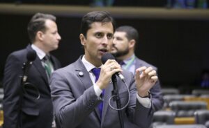 Deputado critica decreto de educação inclusiva e cobra valorização de escolas especializadas; ouça
