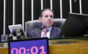 Motta diz que aumento da licença-paternidade é uma conquista de pais, mães e crianças