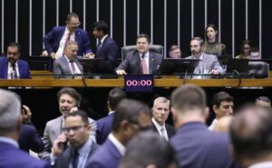 Deputados e senadores rejeitam vetos a projeto de renegociação de dívidas dos estados