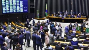 Plenário aprova regime de urgência para dois projetos de lei; acompanhe
