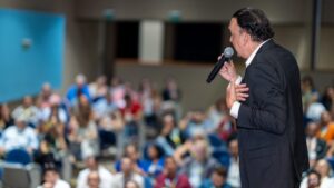 Vice-governador de SP apresenta, em congresso internacional, projeto que pôs fim à Cracolândia e que virou referência no Brasil