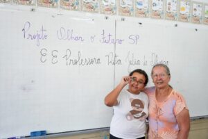 Educação de SP começa a distribuir óculos para alunos da rede estadual; projeto deve alcançar 13 mil alunos