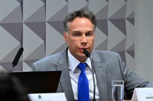 <div>Apontado como ‘multimilionário’, presidente da Amar Brasil se cala na CPMI</div>