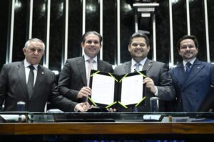 Congresso promulga emenda constitucional que permite a professor acumular outro cargo público