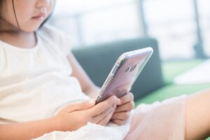 Grupo debate relatório sobre proteção de crianças e adolescentes no ambiente digital