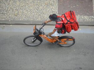 Comissão especial vota parecer sobre regulamentação do trabalho por aplicativo