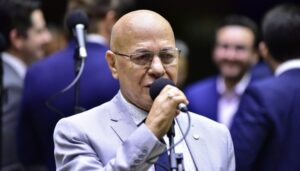 Comissão aprova proposta que proíbe cancelar ou suspender bolsas de pesquisa científica