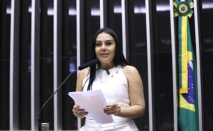 Comissão aprova inclusão de noções básicas de Libras em cursos superiores e técnicos