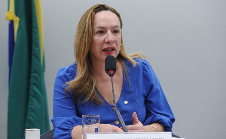 Comissão aprova regras para garantir igualdade e proteção a mulheres em audiências judiciais