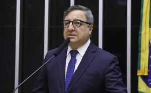 Comissão discute piso salarial nacional para profissionais administrativos da educação básica