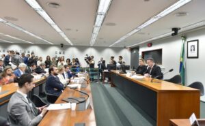 Conselho de Ética adia para esta quarta análise de quebra de decoro contra três deputados