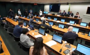 Comissão debate diagnóstico precoce e intervenções para pessoas com autismo