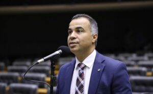 Comissão aprova tipificação de preconceito contra criança ou adolescente adotado