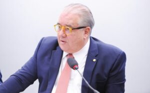 Votação sobre regras para trabalho por aplicativo é adiada; parecer mantém autonomia e cria garantias