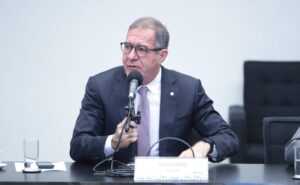 Relator propõe jornada máxima de 40 horas e restrições à escala 6×1