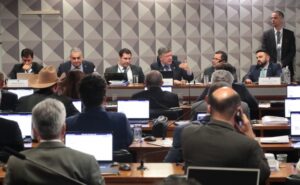 Obrigado a depor, ex-diretor do INSS não explica aumento de descontos em massa