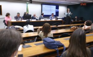 Especialistas defendem informação e ampliação da anestesia como medidas para reduzir cesarianas