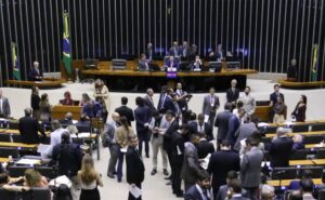 Deputados analisam proposta que isenta IPVA de veículos com mais de 20 anos; acompanhe