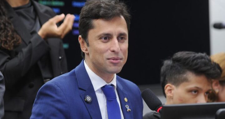 Comissão aprova projeto que exige placas em Braille e mapas táteis em estações de transporte